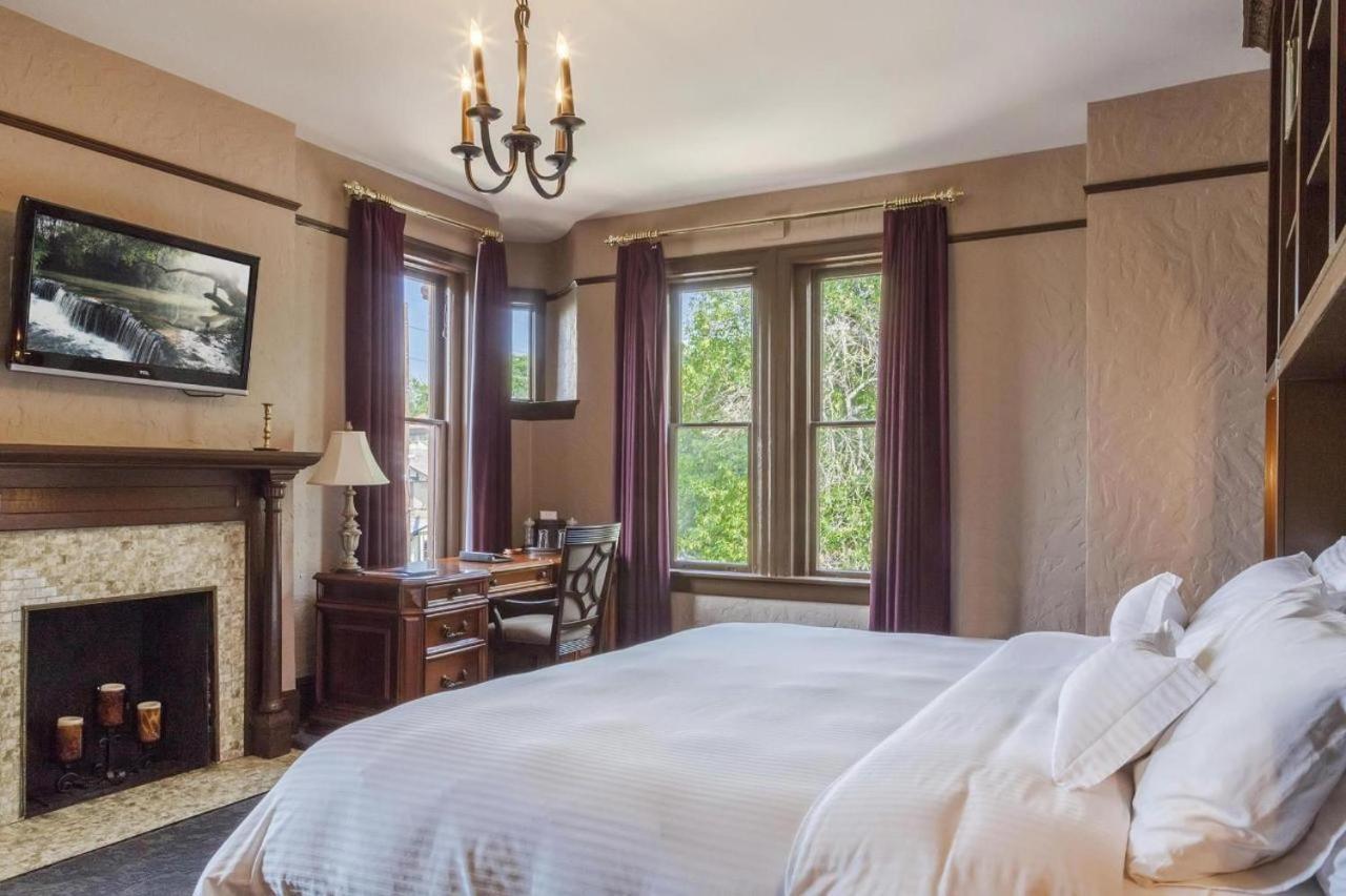 Deluxe King Suite with Spa Bath,761344897:JPEG